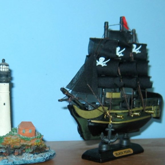 Wooden BLACK PEARL Pirate Model Ship 6" Long- Fully Assembled - Picture 1 of 4